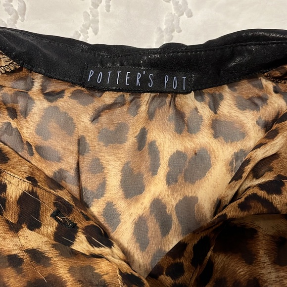 Potter’s Pot cheetah print sleeveless blouse - Picture 2 of 4